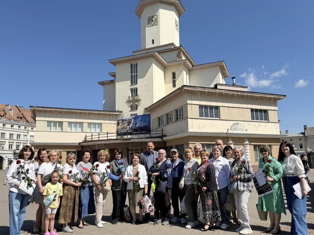 В Івано-Франківську слухачам безкоштовних курсів української мови вручили сертифікати