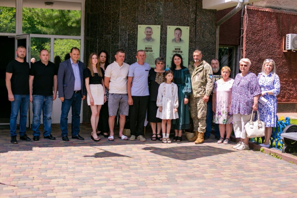 В Івано-Франківську на вулиці Ботанічній відкрили та освятили пам’ятні дошки Юрію Григоріву і Петру Савчуку