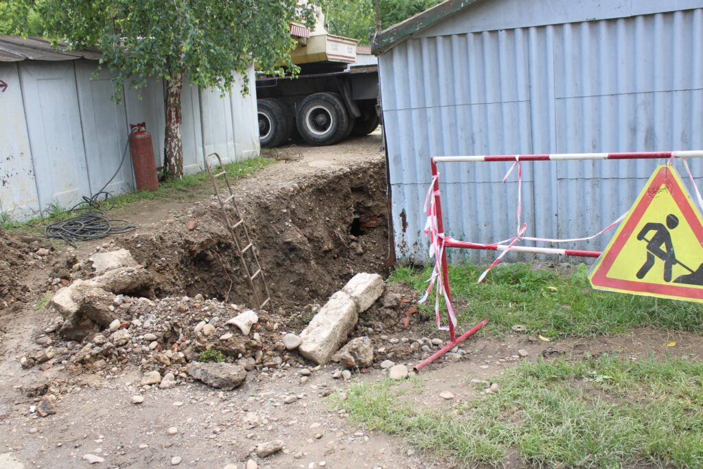 В Івано-Франківську на Набережній Василя Стефаника ремонтують ділянку тепломережі через корозію труб