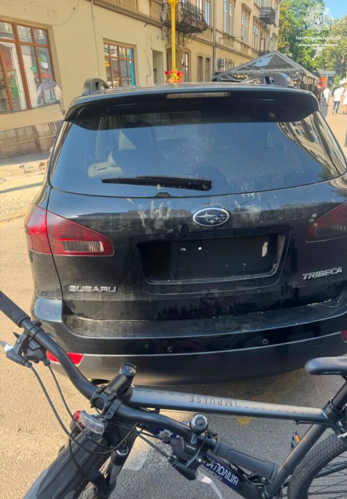 В Івано-Франківську велопатруль зупинив водійку Subaru без прав, яка відмовилася від огляду на сп’яніння