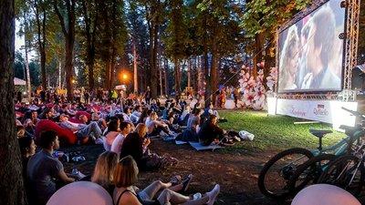 В Івано-Франківську відкривають сезон кінопоказів просто неба в парку Шевченка: розклад сеансів