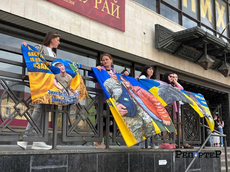 У Франківську на площі перед драмтеатром провели акцію-нагадування про полонених і безвісти зниклих захисників