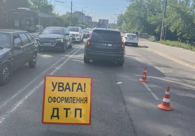 ДТП на вулиці Галицькій в Івано-Франківську: зіткнулися Volvo, ВАЗ і Volkswagen