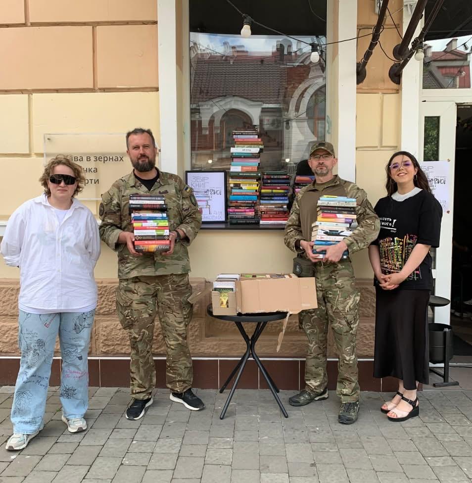 В Івано-Франківську триває збір книг для 7-ї артилерійської бригади «Грегіт»