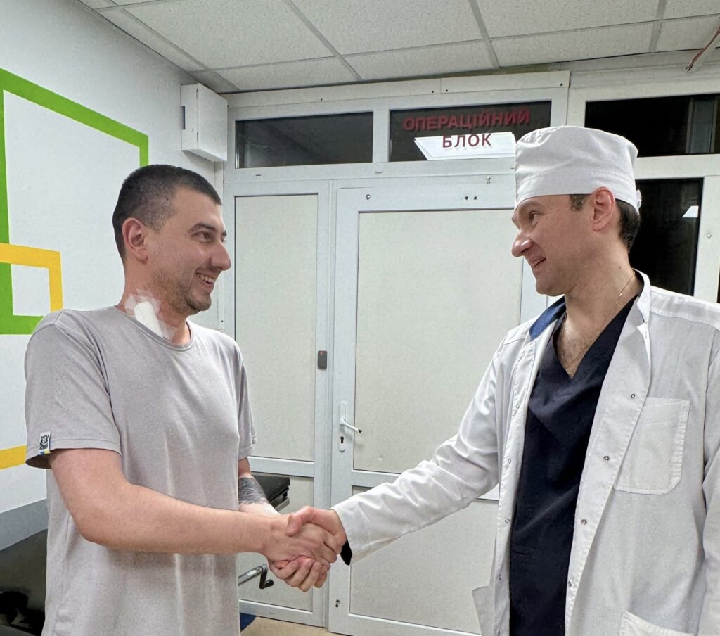У Івано-Франківську військовому Андрію Гвоздецькому відновили кровопостачання руки після мінно-вибухової травми