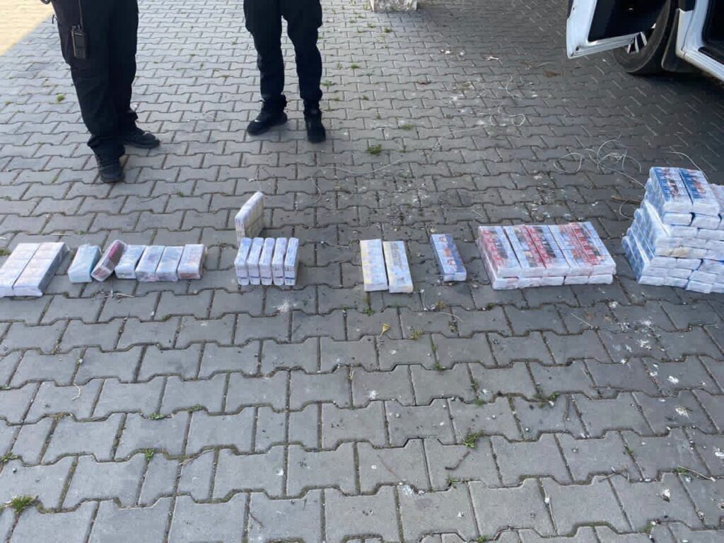 На пункті пропуску «Дякове» прикордонники зупинили мікроавтобус з 1037 пачками тютюнових виробів до Праги
