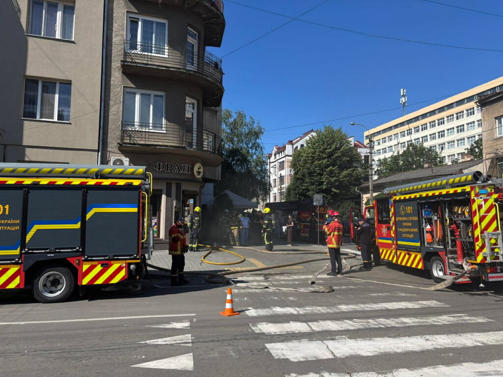 Пожежа на вулиці Чорновола в Івано-Франківську: загорілося приміщення місцевого закладу