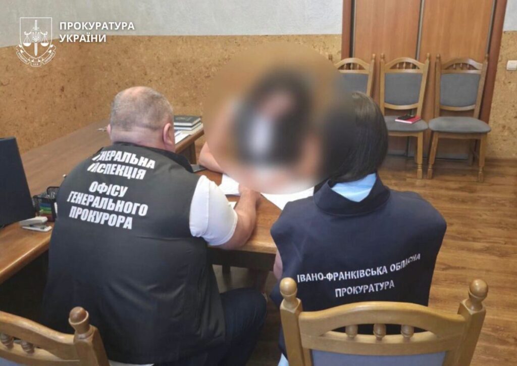 Прокурорці Окружної прокуратури Івано-Франківська оголосили підозру за обіцянку «бронювання» через працевлаштування в лікарні