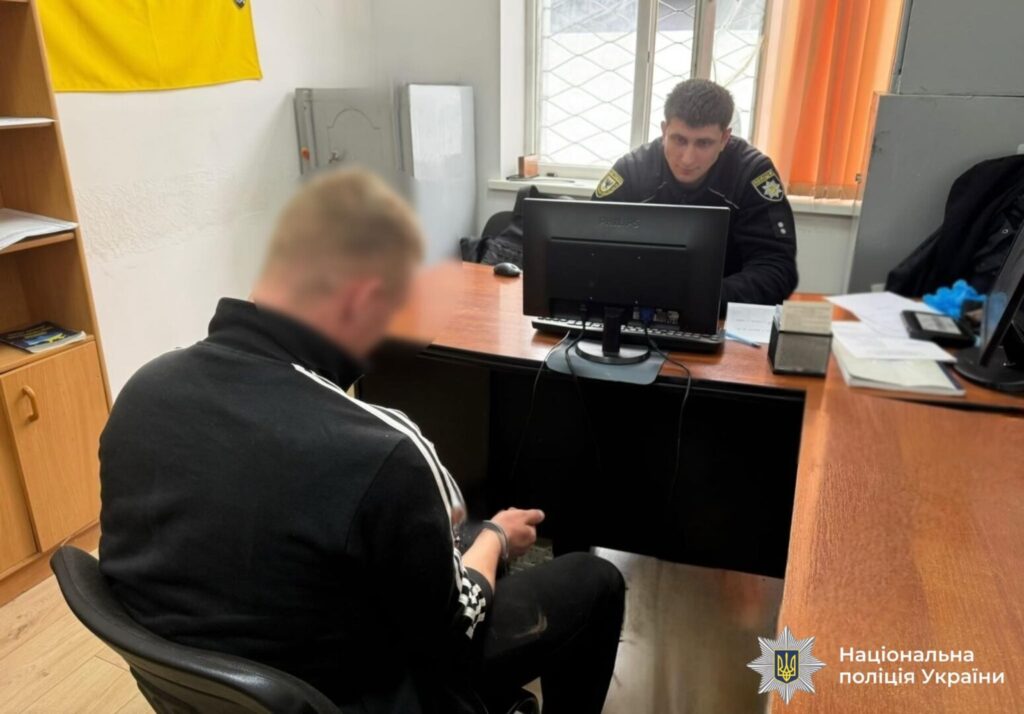 На вулиці Довженка в Івано-Франківську затримали 21-річного чоловіка за хуліганські дії