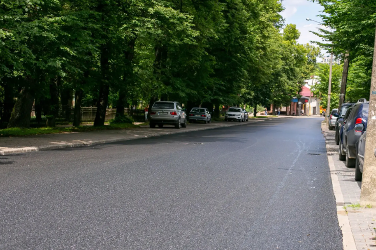 Вулицю Чорновола в Івано-Франківську оновлюють: завершили верхній шар асфальту та готують розмітку
