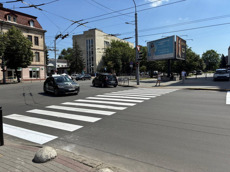 В Івано-Франківську оновили розмітку на переходах на вулицях Незалежності та Степана Бандери