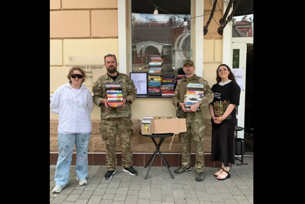 В Івано-Франківську «Переберія 42» продовжила збір книг для бібліотеки 7-ї артилерійської бригади «Грегіт»