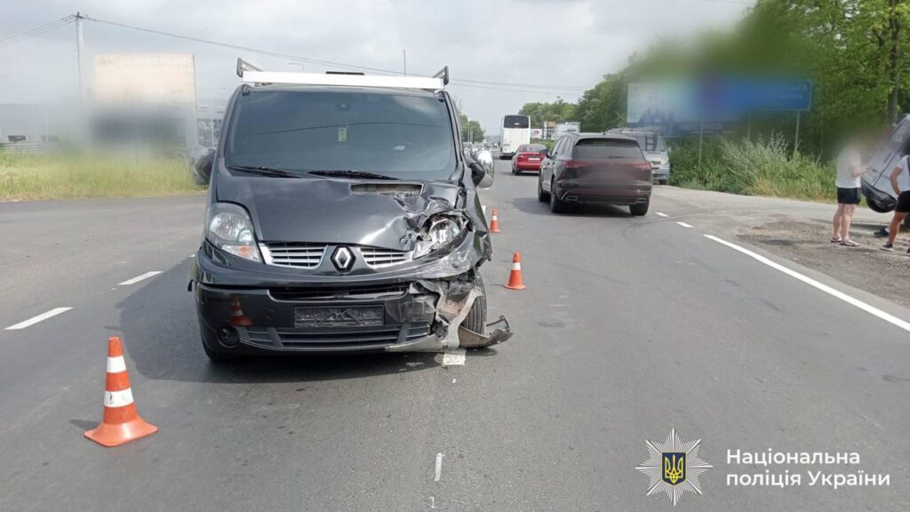 На Калуському шосе біля виїзду з Івано-Франківська зіткнулися два Renault Trafic: одного водія госпіталізували